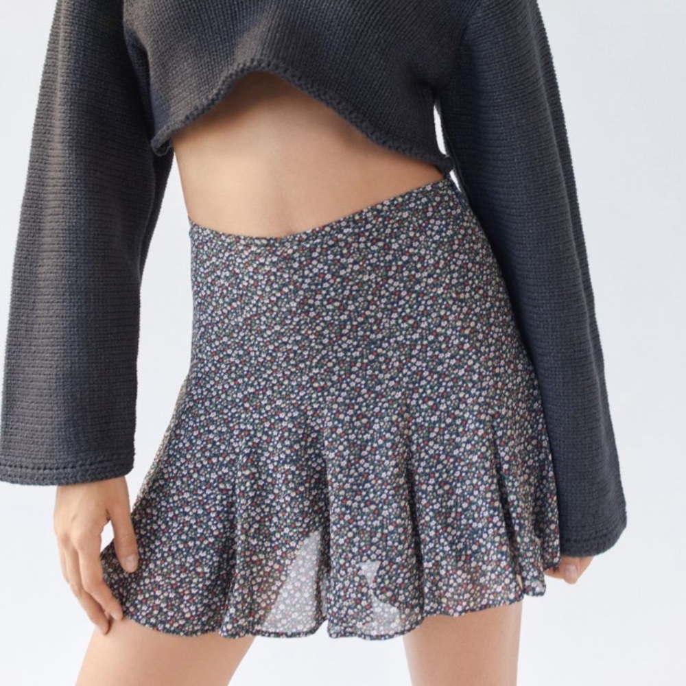 NWT! Dress Forum Ditsy Floral Mini Skort in Navy - M